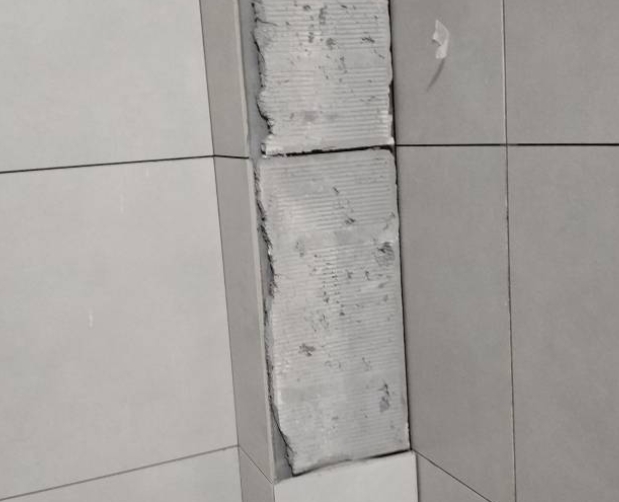 柳州市瓷砖空鼓维修公司分享下瓷砖施工前基层浇水润湿程度不足，可能导致以下问题