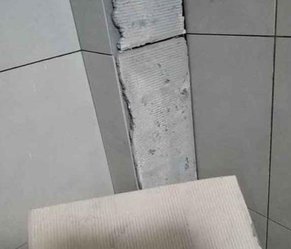 柳州市瓷砖空鼓维修公司分享下厨房瓷砖脱落的补救措施。